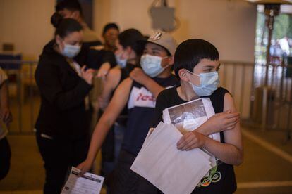 Menores de edad reciben la vacuna contra la covid en Tijuana, Baja California.