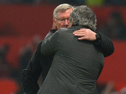 Ferguson y Mourinho en la banda de Old Trafford.