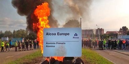 Cartel ardiendo a las puertas de la factoría de Alcoa en la localidad lucense de San Ciprián, en las protestas del 10 de octubre