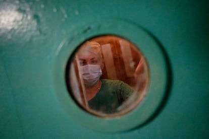 Años atrás, los habitantes de Svitlodarsk, en Donetsk (Ucrania), acudían a los hospitales del interior de la región. Ahora, la pandemia provoca que los pacientes del interior sean trasladados cerca del frente.