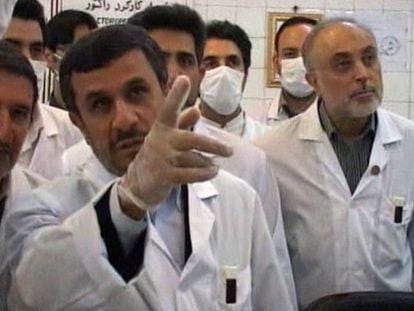 El presidente iran&iacute;, Mahmud Ahmadineyad, en una sala de control mientras se cargan barras de combustible nuclear en el reactor de investigaci&oacute;n en Teher&aacute;n. (Imagen de la televisi&oacute;n estatal)