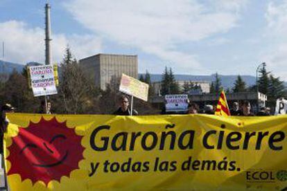 Concentración de ecologistas en las puertas de la central nuclear de Garoña para pedir el cierre inmediato de la planta.