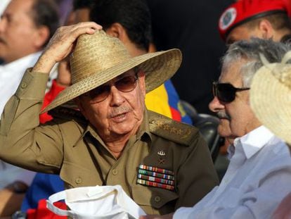Ra&uacute;l Castro y Jose Mujica, en La Habana.