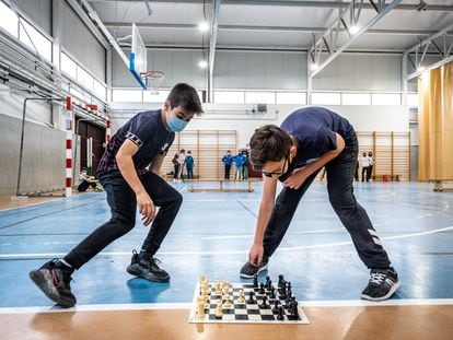 Dos alumnos de sextojuegan al ajedrez en el CEIP Clara Campoamos durante clase de educación física.