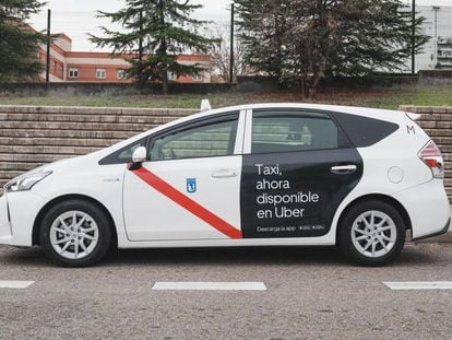 Foto promocional de un taxi con publicidad de Uber.