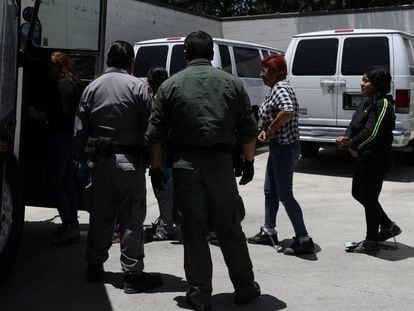 Inmigrantes con orden de deportación, en Texas el 19 de julio.