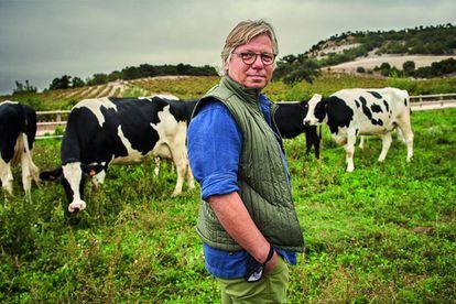 Sisseck, con las vacas de raza Montbéliarde con cuya leche elabora quesos de alta gama en su Granja Alnardo.