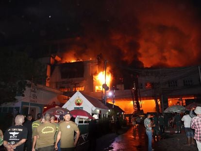 Imagen del incendio del complejo Grand Diamond City, este jueves en Poipet, Camboya.