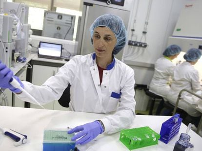 Mercedes Vila, cofundadora de Biotech Foods, en el laboratorio de su empresa en San Sebastián. En vídeo, entrevista con la cofundadora de la empresa.