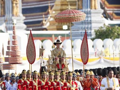 El nuevo rey de Tailandia, Maha Vajiralongkorn, recién coronado como Rama X, en un desfile por las calles de Bangkok. En vídeo, la ceremonia.