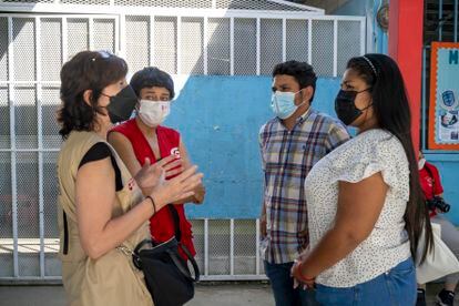 María Castro, la responsable de Programas de Agencia Española de Cooperación Internacional para el Desarrollo (AECID) en Honduras, y la responsable de proyectos de Acción contra el Hambre, durante una visita a la comunidad 23 de septiembre.