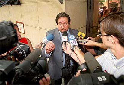 Javier de la Rosa, tras una comparecencia en la Audiencia Nacional en julio de 2001.