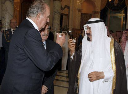 El rey Juan Carlos y el rey de Arabia, Abdullah Bin Abdulaziz, toman una taza de té en el palacio real en Yeda.