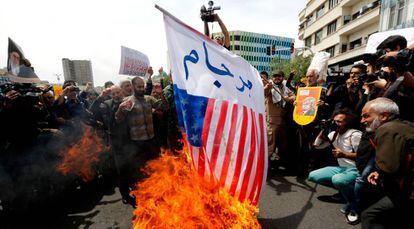 Un grupo de iraníes quema una bandera de EE UU, el viernes en Teherán.