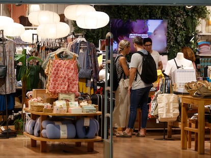 Una pareja observa los artículos a la venta en una tienda.