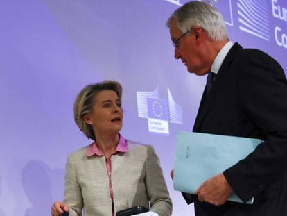 Ursula von der Leyen, presidenta de la Comisión Europea, junto a Michel Barnier, en diciembre de 2020 en Bruselas.