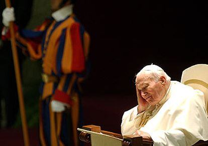 Juan Pablo II, durante la audiencia con los nuevos cardenales y sus familiares, en el Vaticano.