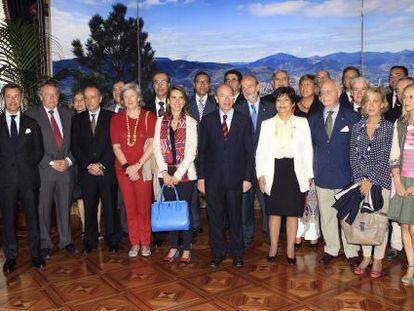 Ibon Areso posa, en el centro, junto a los miembros del Cuerpo Consular de Bilbao.