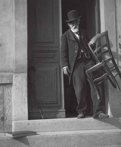 Esta fotografía presente en la exposición del museo Thyssen muestra a un sonriente Cézanne saliendo de su estudio en Les Lauves. La foto fue tomada por Gertrude Osthaus el 13 de abril de 1906 y es una de las últimas imágenes del artista en vida, que falleció medio año después.