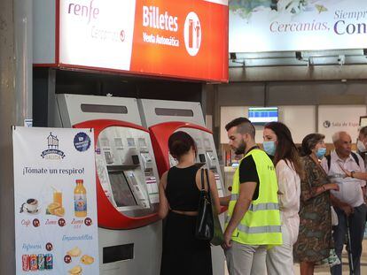 Viajeros de Cercanías comprando los nuevos abonos de Renfe en la estación de Madrid-Atocha, este miércoles.