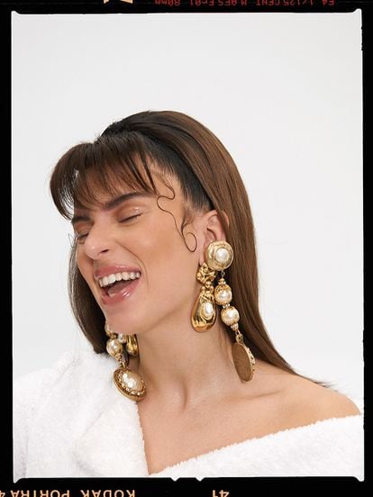 Nathy viste albornoz de PALOMO SPAIN (c. p. v.), pendientes dorados con una perla (145 €), de DANIEL ESPINOSA y pendientes maxi con perla (120 €), de OSB VINTAGE.