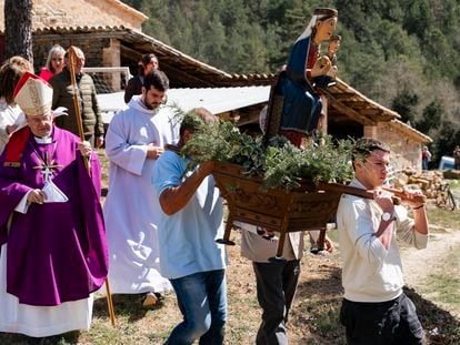 El obispo de Solsona, Francesc Conesa, y la virgen dels Torrents en Espunyola, este domingo.