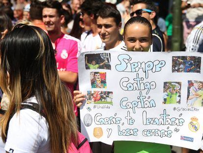 Una seguidora de Casillas a las puertas del Bernabeú