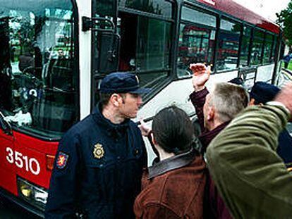 Piquetes de conductores de autobús impidiendo la salida, ayer, de los vehículos en las cocheras de Zona Franca.