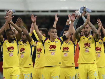 Los jugadores del América agradecen a su afición. 