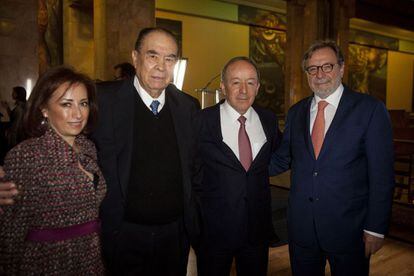 Ángeles Ramírez; Javier Pérez de Anda, presidente del Grupo Radiorama; el empresario mexicano Roberto Alcántara; y Juan Luis Cebrián, presidente ejecutivo del grupo PRISA.