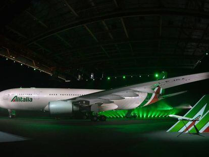 Un Airbus A330-200 en un hangar de Alitalia de Fiumicino. 