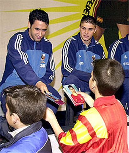 Raúl y Joaquín firman autógrafos a los niños en Palma de Mallorca.