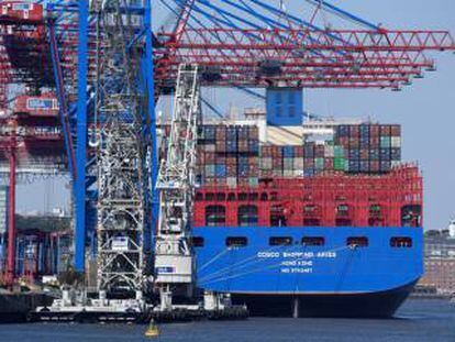 Transporte de mercancías en el puerto de Hamburgo.