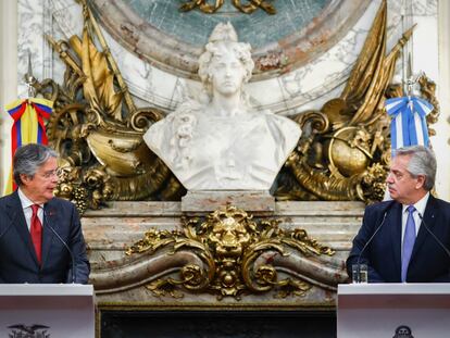 El presidente ecuatoriano Guillermo Lasso y su homólogo argentino, Alberto Fernández, en Buenos Aires el 18 de abril de 2022.