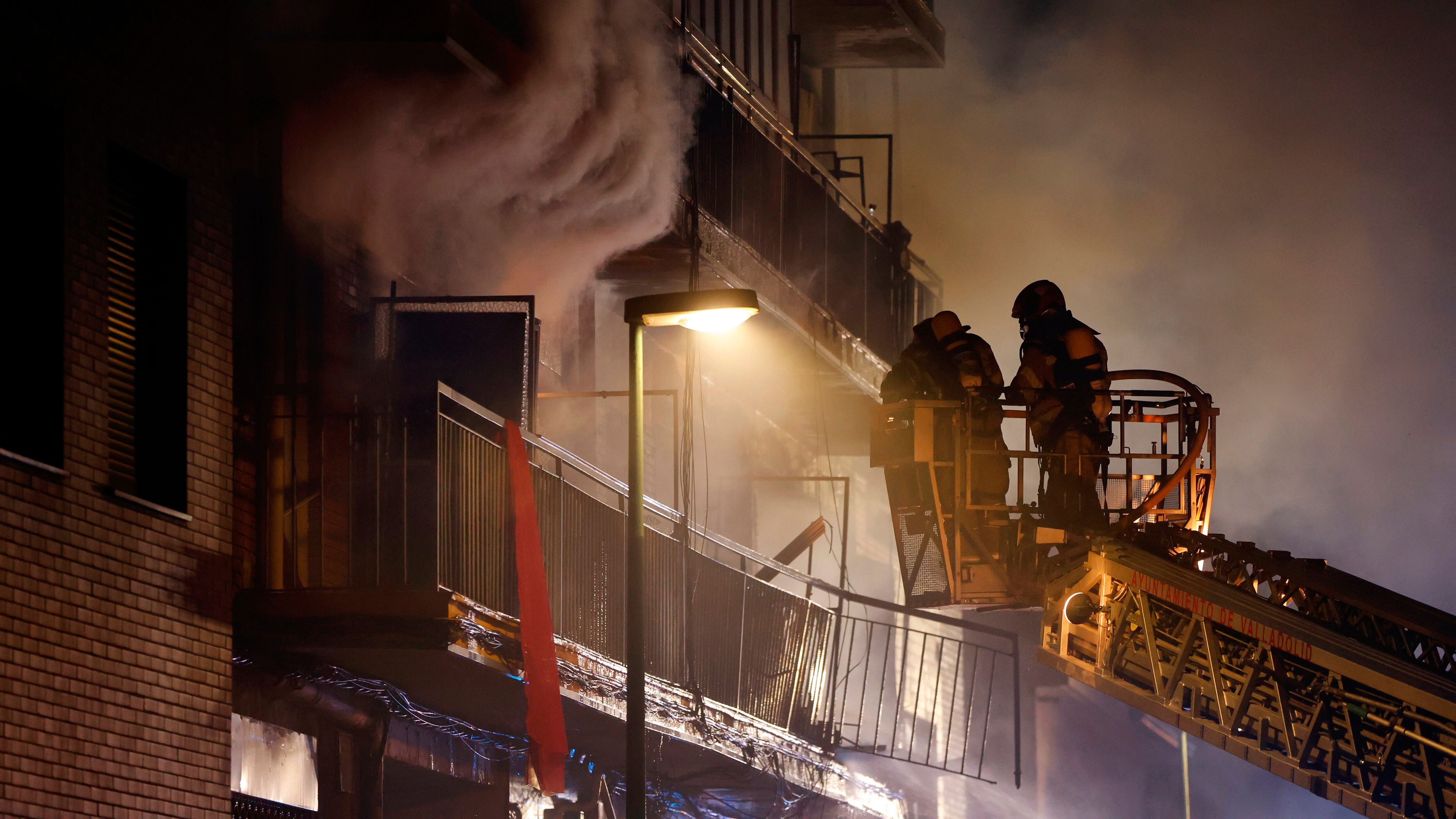 Los bomberos trabajan en la extinción del incendio de anoche en Valladolid.