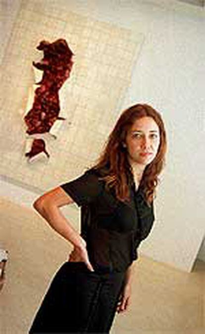 La artista brasileña Adriana Varejão expone en la galería Soledad Lorenzo.