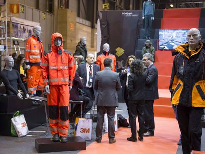 Exhibición de uniformes de protección individual para bomberos y agentes de seguridad durante la anterior edición de Sicur, celebrada en 2018.