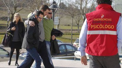 Ignacio Fuentes (centro), uno de los supervivientes del incendio.