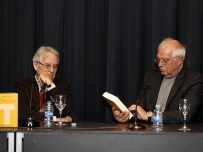 Santos Julia, a la izquierda, y Borell durante la presentacion del libro 'Transición'.