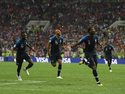 Paul Pogba, con el número 6, celebra su gol en la final de Moscú del Mundial de Fútbol.