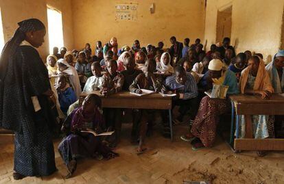 Alumnos de la escuela de Mahamane Fondogoumo, en el centro de Tombuctú, atienden a la profesora.