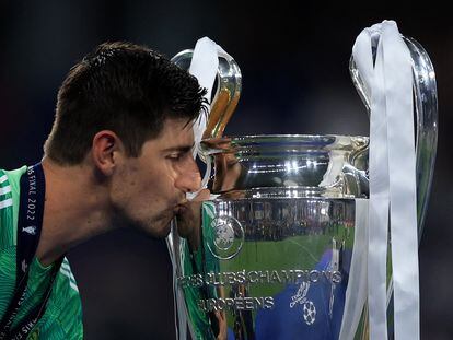 Thibaut Courtois besaba el sábado el trofeo de la Champions League tras derrotar al Liverpool en París.