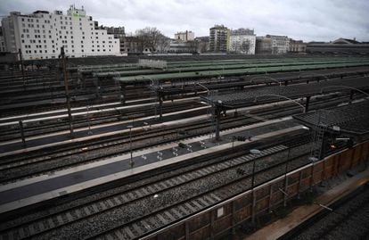 Vista general de los andenes vacíos de la estación de tren Gare de L'Est, en París, durante la jornada de huelga. 
