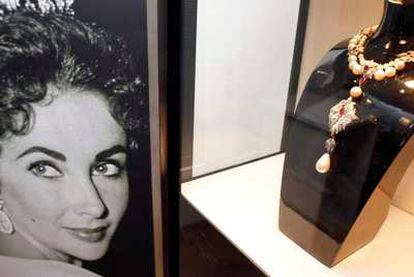 La Peregrina, de Elizabeth Taylor, en la sede de la casa Christie's en Madrid antes de ser subastada en Nueva York.