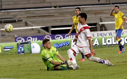 Javi Guerra supera a Lizoain para marcar el gol del Rayo.