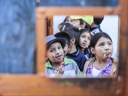 Unos niños en el interior de la cárcel de Cochabamba esperan la llegada del autobús.