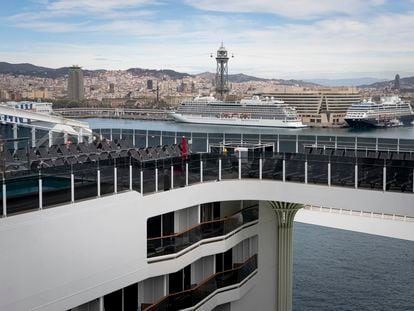 Vista de dos cruceros en las terminales Norte y Sur, desde el crucero MSC World Europa, atracado en la terminal A del Muelle Adosado del Puerto de Barcelona, el pasado viernes.