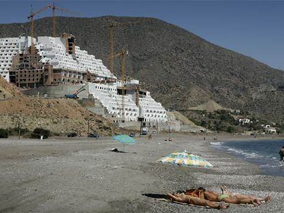 Hotel en construcción en la playa del Algarrobico, en Carboneras, dentro del Parque Natural del Cabo de Gata. Será derribado.