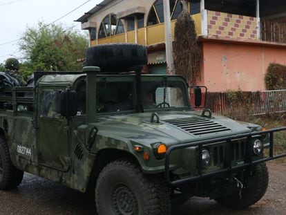 El Ejército recorre un poblado cercano a donde hallaron muerto a uno de los maestros secuestrados.