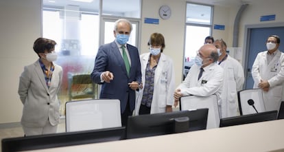 El entonces consejero de Sanidad en funciones, Enrique Ruiz Escudero, durante la visita a la Unidad de Hospitalización de Psiquiatría Infanto-Juvenil en el 12 de Octubre, el pasado 19 de mayo.